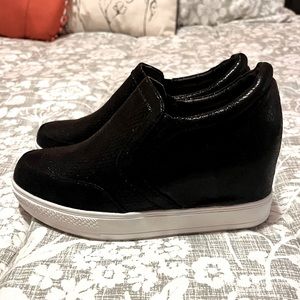 Black wedge tennis shoes